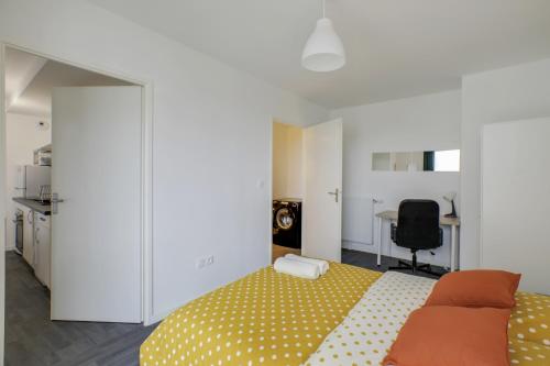 Chic apart with parking and balcony in Mantes-la-Ville