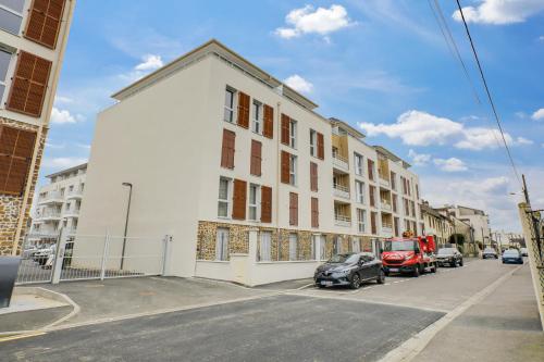 Exterior view, Chic apart with parking and balcony in Mantes-la-Ville