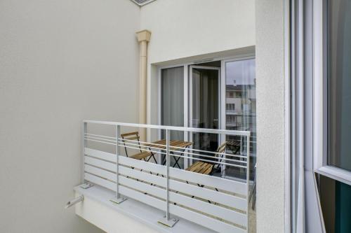 Balcony/terrace, Chic apart with parking and balcony in Mantes-la-Ville