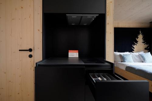 Medium Studio with Kitchenette image 9