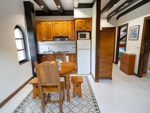 廚房, 弗洛林達公寓 (Apartamentos Florinda) in 倫特