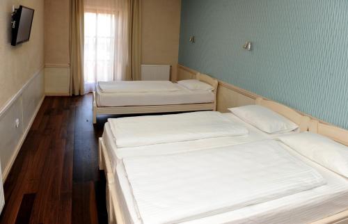 3 twin beds