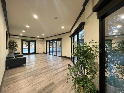 ASPIRE INN & SUITES Orange in Orange, USA