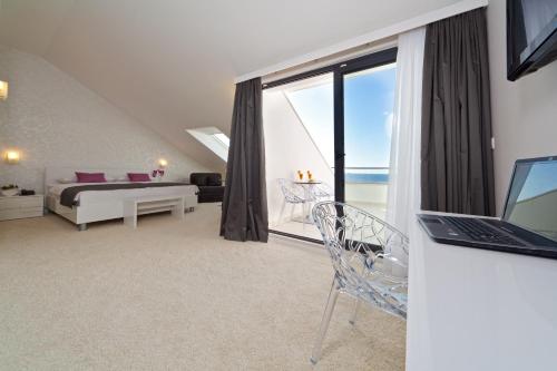 Luxury Suite with Sea View and Balcony