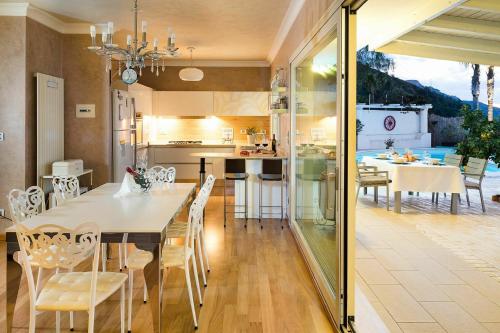 There is a lawn equipped with armchairs and tables gîte à louer Bomerano