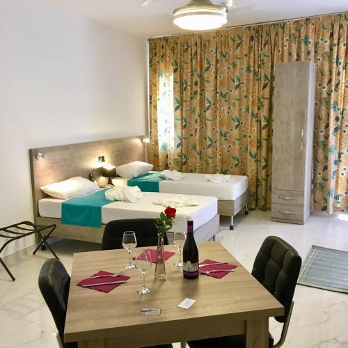 2 twin beds, 1 sofa bed
