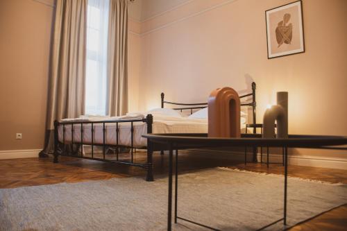 1 queen bed, 1 sofa bed