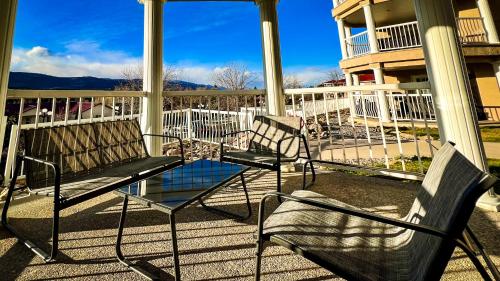 ระเบียง/ชานเรือน, Mountain View Suites by StayIn in แฟร์มองต์ ฮอต สปริงส์ (บริติช โคลัมเบีย)