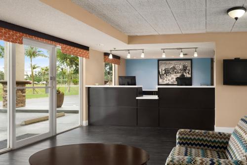 ล็อบบี้, Super 8 by Wyndham Ellenton Bradenton Area in เอลเลนตัน (FL)