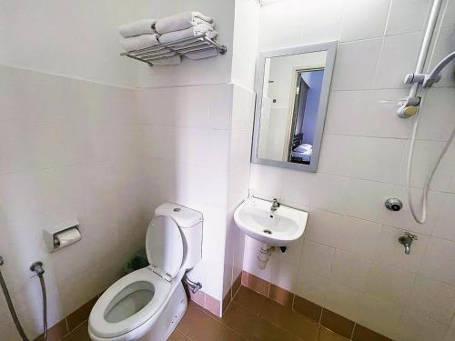Bathroom, Kuala Melaka Inn near Jom Ikan Bakar Masakan Ala-Kampung