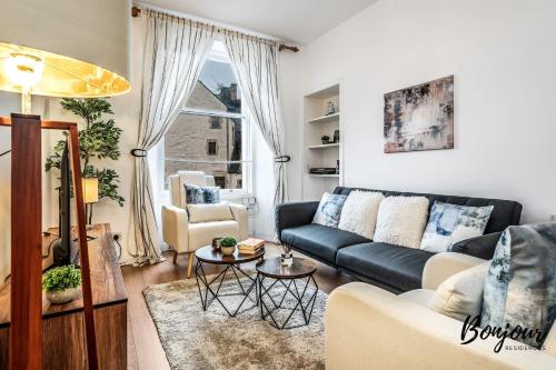 Cosy Grassmarket 2BR-1BA - Newly decorated! by Bonjour Residences Edinburgh
