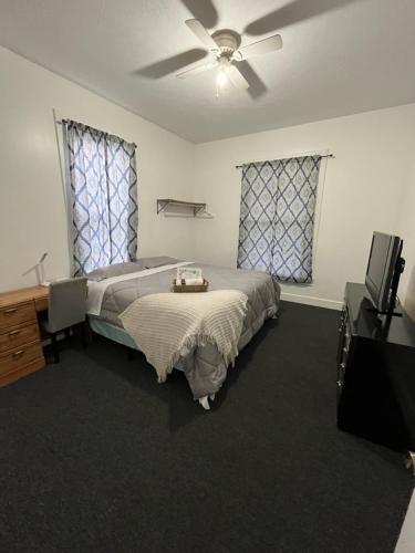 Private Room Near to Downtown Churchill Downs UofL Airport &Kentucky Expo Center in Scottsburg (IN)