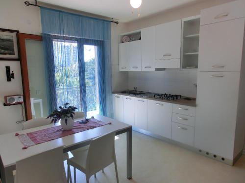 Lovely renovated flat immersed in the green of the Pineta and sea view