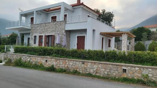  Light blue house 1, Unterkunft in Poúlithra