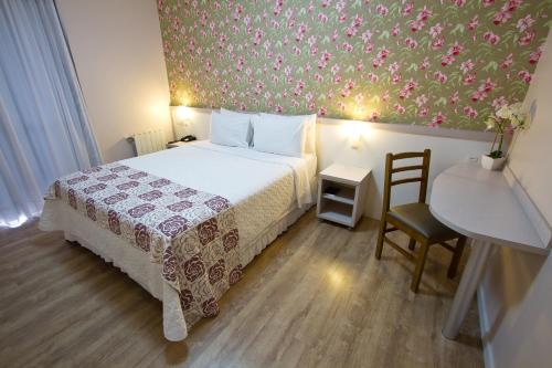 1 queen bed, 1 sofa bed