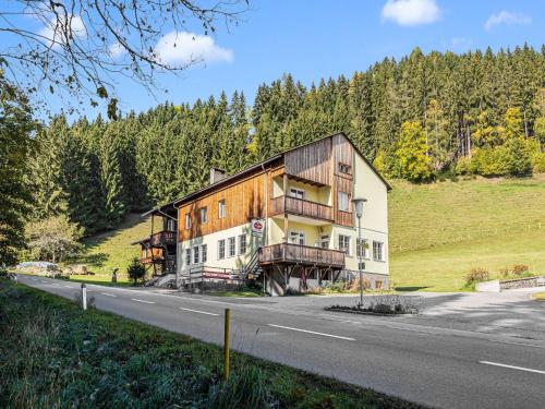 . Sprawling Holiday Home in Kliening near Ski Area F1 Circuit