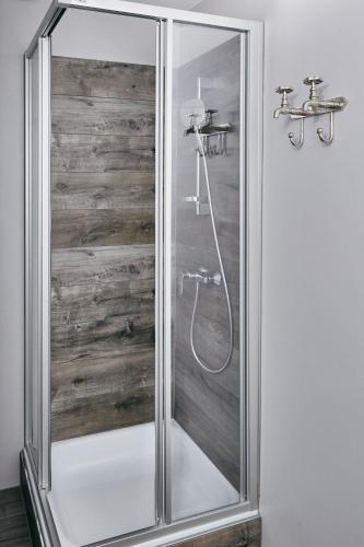 Single Room with Bathroom image 2
