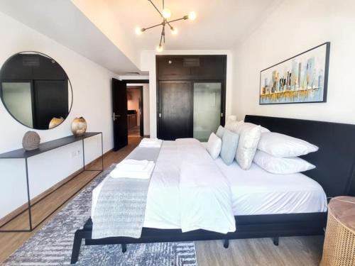 Luxurious 1 Bed with Marina Views close to Metro — Hotel in Dubai