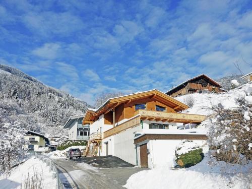 Chalet apartment in ski area in Piesendorf