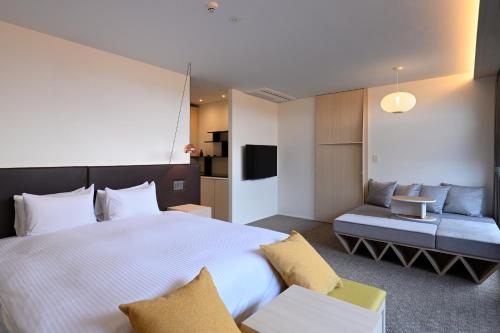 1 king bed, 2 sofa beds