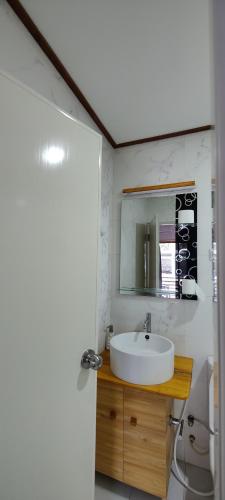 Deluxe Double Room with Side Sea View image 4
