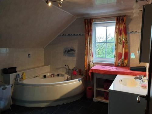 maison au bord du bois toute équipée avec jaccuzzi (maison au bord du bois toute equipee avec jaccuzzi) in 孔布蘭歐蓬