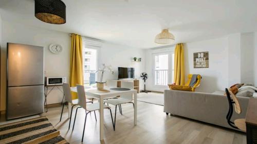 Luxury Apartment near Paris la Defense with secured Parking in Bois-Colombes