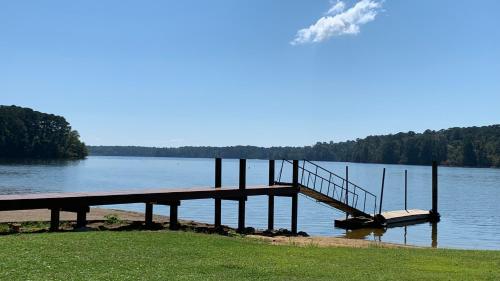 Alpine Lakeview Motel Room WiFi,Sandy beach Boat Ramp,Pier,Marina,Bath House with Laundromat in Hemphill, USA