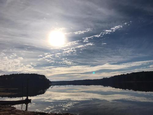 Alpine Lakeview Motel Room WiFi,Sandy beach Boat Ramp,Pier,Marina,Bath House with Laundromat in Hemphill, USA
