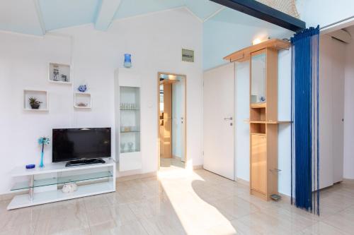 One-Bedroom Apartment image 8