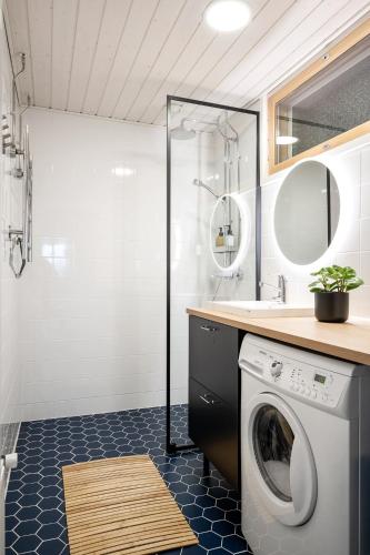 Bathroom, 2 Bedroom apartment with free parking and airconditioning in Kuopio