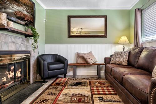 Lovely condo w/ indoor pool *only steps to parkway in Gatlinburg, USA