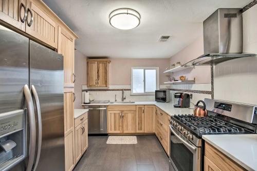 SW Denver Apt with Chefs Kitchen, 45 Min to Skiing!