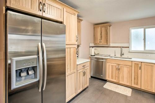 SW Denver Apt with Chefs Kitchen, 45 Min to Skiing!