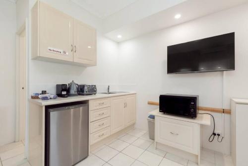 Konyha, A1 Stylish light filled 2 bed apt Free WiFi in Joondalup