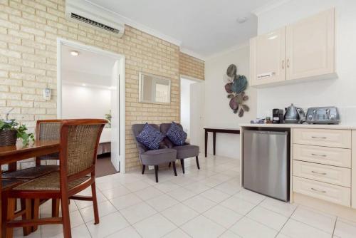 Konyha, A1 Stylish light filled 2 bed apt Free WiFi in Joondalup