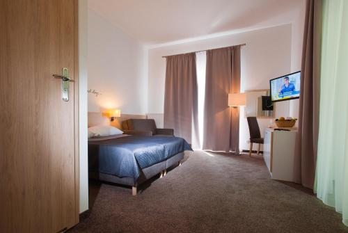 2 twin beds, 1 sofa bed