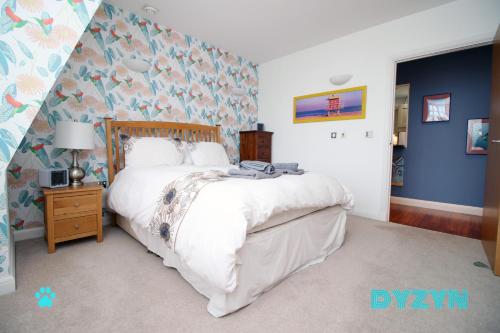 David's Morgan View - Short Let Cardiff City Center by DYZYN