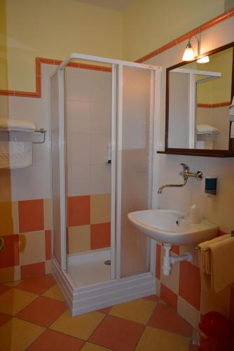 ห้องน้ำ, Hotel Koruna in คาร์ลสเตน