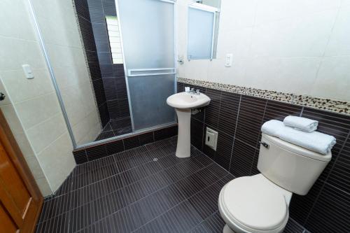 Twin Room with Private Bathroom image 5