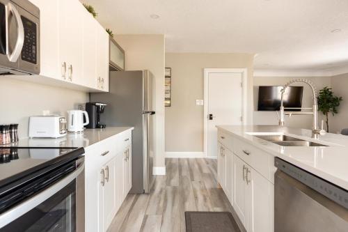 廚房, ENTIRE 2 BEDROOM APARTMENT DOWNTOWN - u3 in 滑鐵盧