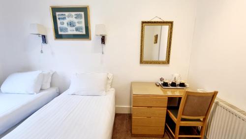 The Guards Hotel - image 9