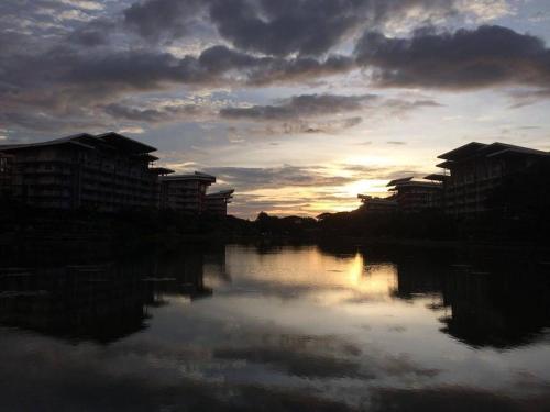 Surrounding environment, Netflix, WiFi, 42"TV, Uratex- Pico de Loro Cove /m in Pico de Loro (Cutad) Cove
