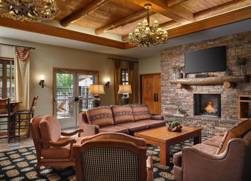 Shared lounge/TV area, Hyatt Vacation Club at The Lodges at Timber Ridge in Branson (MO)