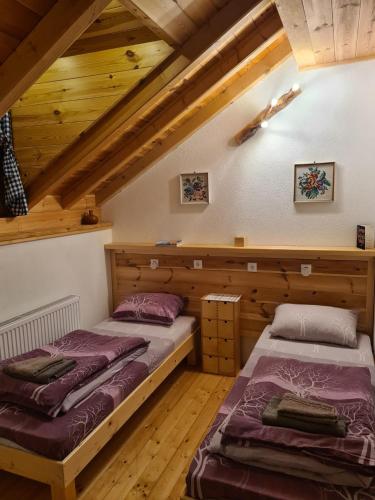 2 twin beds