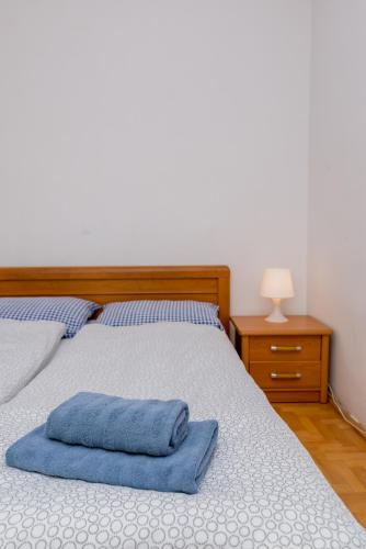 1 double bed, 2 twin beds
