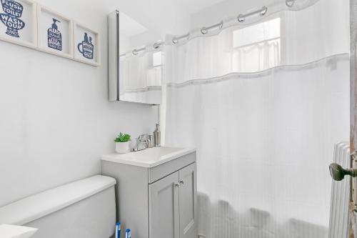 1BR Kitchen, King Bed, Wifi near shops, dining