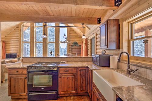 Sunny Forest Cabin with Views of Pikes Peak Mtn! in Florissant, USA