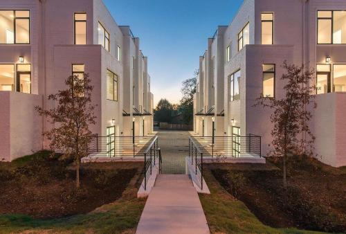 4 Connecting Condos - Sleeps 32 to 36 - Firepits - Garages - Rooftops decks - Great Views - Security in Nashville, USA