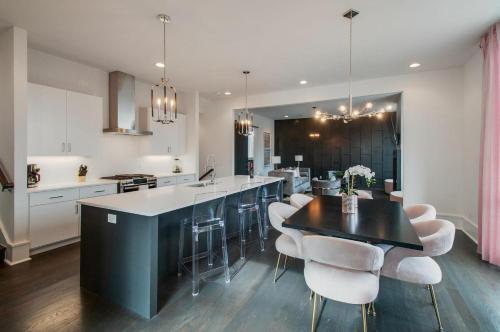 4 Connecting Condos - Sleeps 32 to 36 - Firepits - Garages - Rooftops decks - Great Views - Security in Nashville, USA